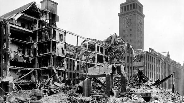 Während der Zeit des Nationalsozialismus wird auch die Geschäftstätigkeit von Siemens von Aufrüstung und Kriegswirtschaft bestimmt. Das macht die Werke zum Ziel für die alliierten Bomber. Das Ausmaß der Zerstörung zeigt sich vor allem im Vergleich mit dem Bild aus dem Jahr 1924 in dieser Bildergalerie sehr gut.