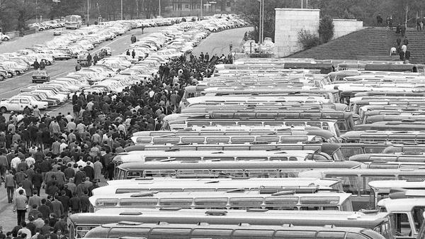 Ein Verkehrschaos blieb aus: 16.500 Pkw und 120 Omnibusse auf den Parkplätzen. Hier geht es zum Artikel vom 12. Mai 1969: 70.000 strömten ins Fußballstadion