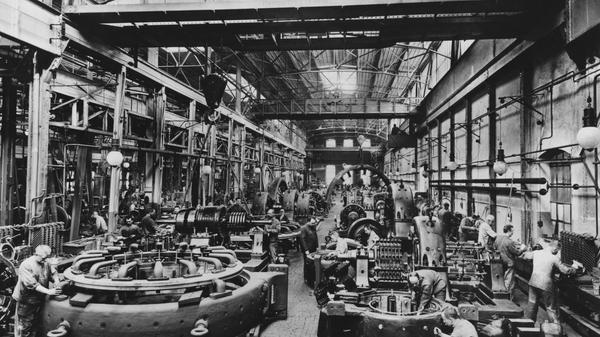 Auch die gefertigten Maschinen wurden langsam größer: Montage von Gleischstrommaschinen in Nürnberg.