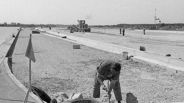 So sieht es im Augenblick auf dem Flughafen aus: das Vorfeld, das erheblich erweitert wird, ist eine große Baustelle. Hier geht es zum Artikel vom 14. Mai 1969: Täglich landen 60 Düsenclipper