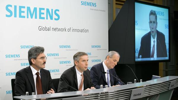 2006 fliegt bei Siemens der Korruptionsskandal auf. Klaus Kleinfeld (Mitte) wird das später seinen Job kosten. Sein Nach-Nachfolger wird 2013 schließlich der Mann, der hier ganz links auf dem Foto ist: Joe Kaeser, damals Finanzvorstand.