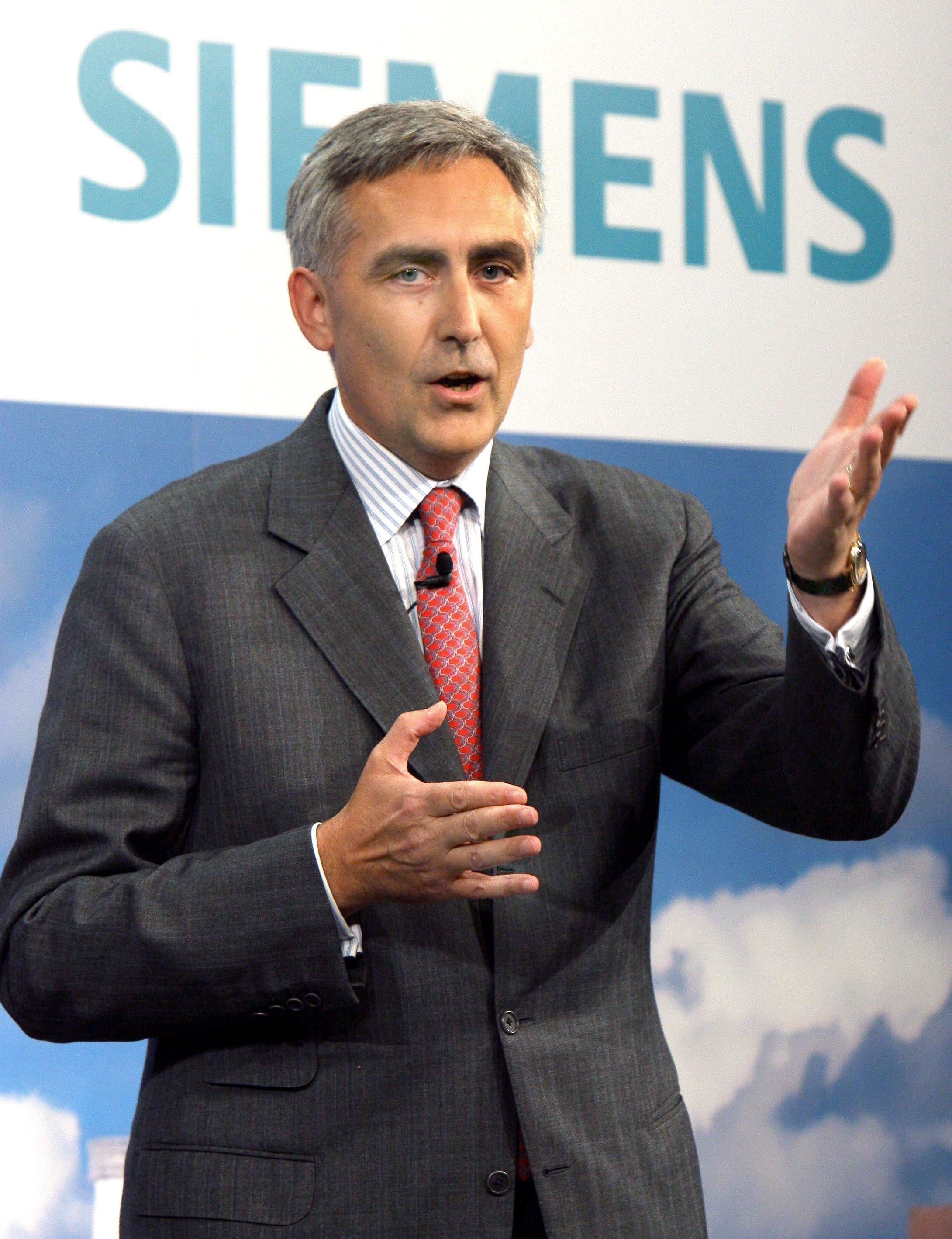 Zunächst darf aber noch Peter Löscher ran, Siemens-Vorstandschef von 2007 bis 2013. Seine Amtszeit ist vor allem geprägt von den Aufräumarbeiten im Zuge des Korruptionsskandals.