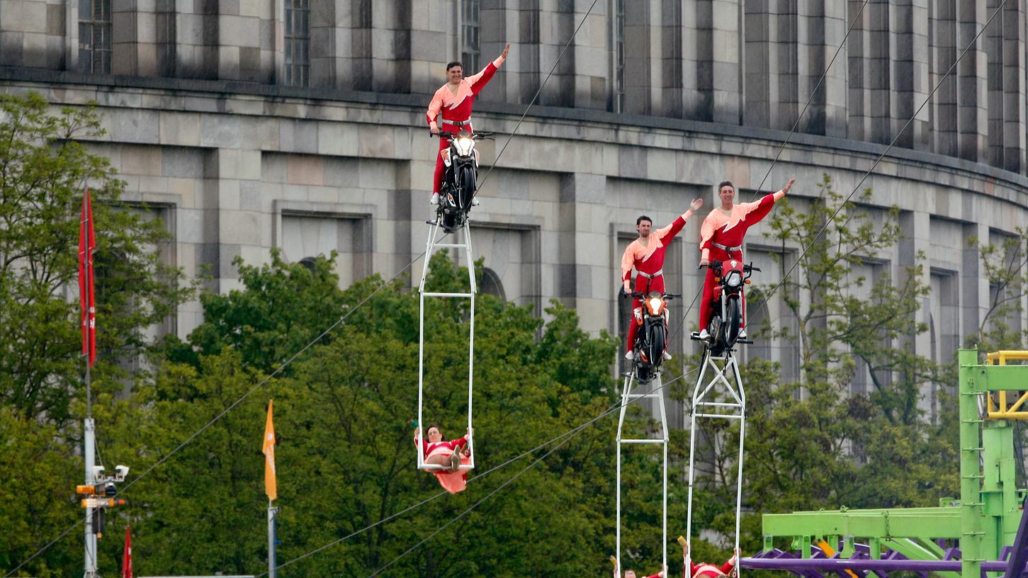 In unglaublichen Höhen beweisen die Artisten Körperbeherrschung pur.