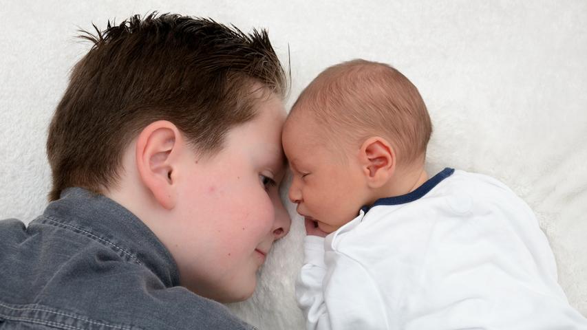 Mit dem großen Bruder kuscheln: Der kleine Mateo wurde am 6. Mai mit 3540 Gramm und 54 Zentimetern in der Klinik Hallerwiese geboren. Sein großer Bruder heißt Marino.