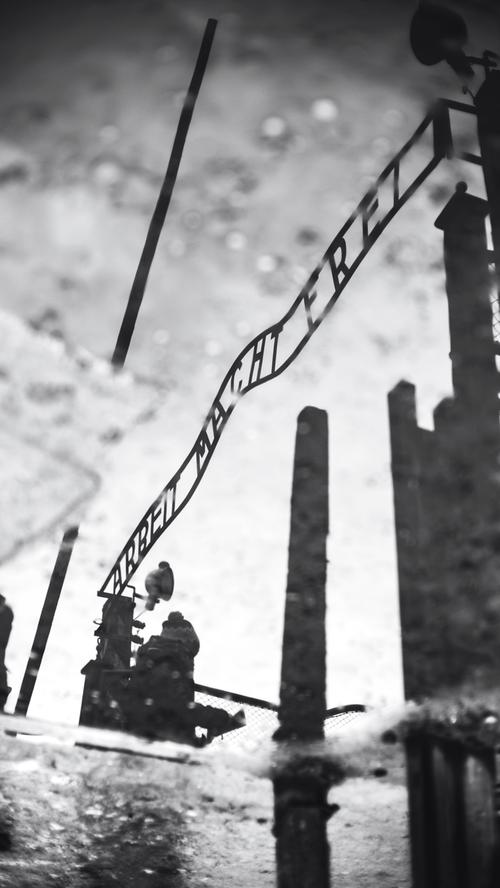 Eine Reportage aus dem Konzentrationslager Auschwitz. Das trübe Novemberwetter und der Schnee geben der Szenerie ein beklemmendes Gepräge. Durch die politischen Veränderungen in Europa ist das Gedenken an die Schrecken der Nazizeit aktueller denn je. Die Aufnahmen entstanden am 29. und 30. November 2017.