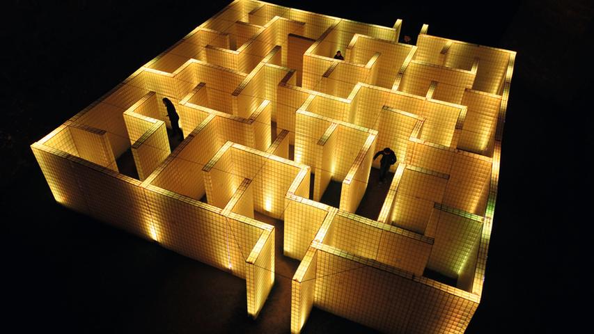 Seit 2006 lässt die Aktion „Kronach leuchtet“ die oberfränkische Stadt jeweils im Frühjahr in neuem Licht erstrahlen. Das Labyrinth der Firma Max Frank auf der Festung Rosenberg ist 2018 das bisher größte selbstleuchtende Einzelkunstwerk in der Geschichte des Festivals. Aufgenommen am 2. Mai.