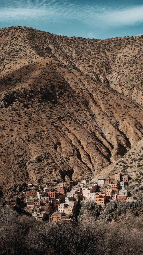 Gegensätzliche Szenen aus Marokko. Winterliche Stille im Jardin Majorelle vor dem Haus des Modeschöpfers Yves Saint Laurent in Marrakesch. Als Kontrast zu Betonstraßen und dem pittoresken Ourika-Tal mit seinen Berberdörfern.
