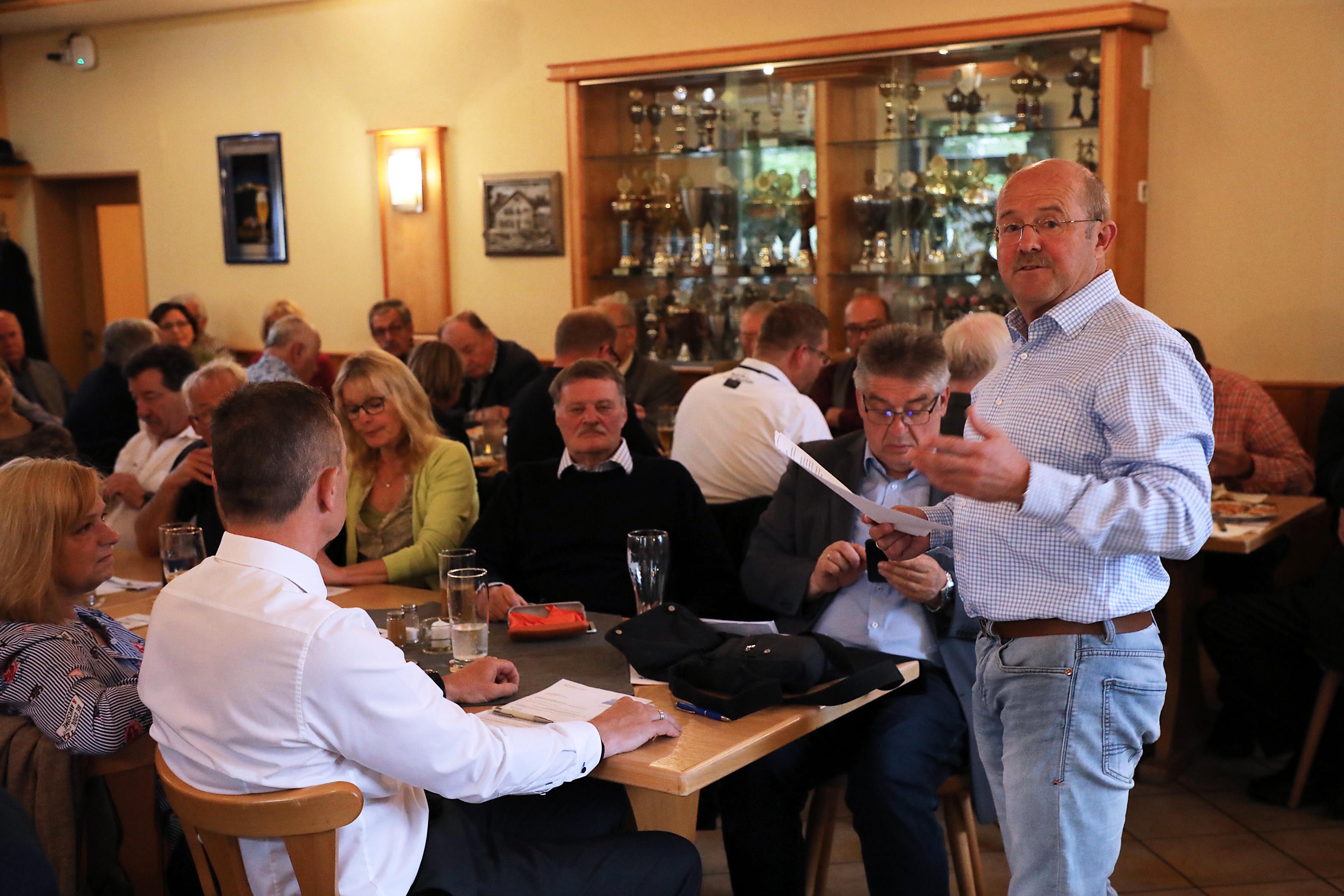 Holger Lehnard (re.), der Burker Ortsvorsitzende, ist einer von drei Stellvertretern im Vorstand der Stadtversammlung.