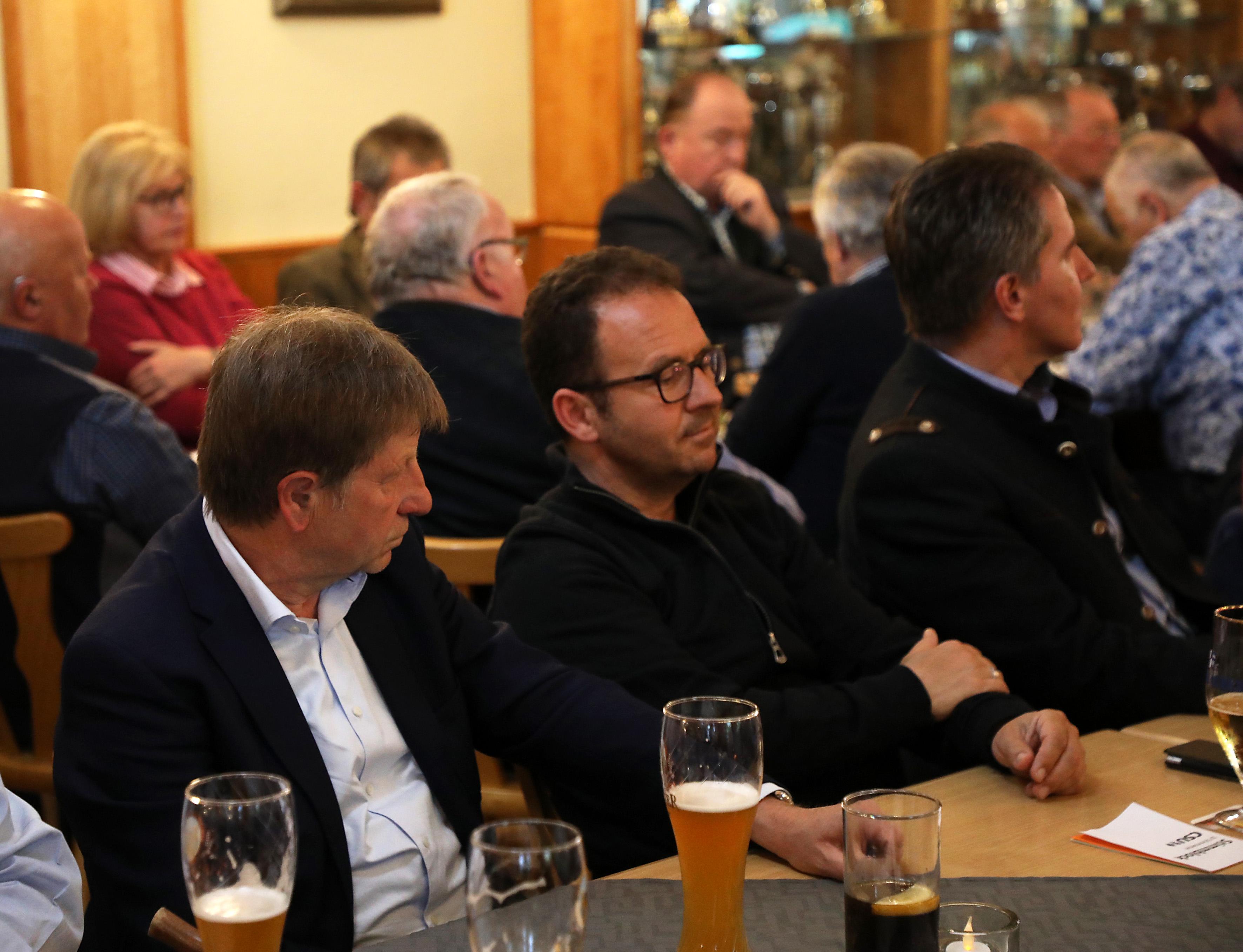 Hoppla: Ein gewesener Sozialdemokrat mitten unter CSU-lern: Reinhold Otzelberger (li.) gehört zwar seit seinem Übertritt im Januar der CSU-Fraktion an, nicht aber der Partei. Er kam lediglich als Gast zur OB-Nominierung.