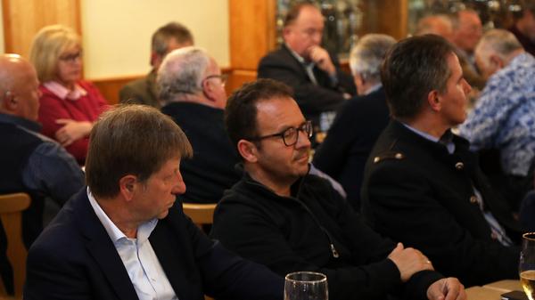 Hoppla: Ein gewesener Sozialdemokrat mitten unter CSU-lern: Reinhold Otzelberger (li.) gehört zwar seit seinem Übertritt im Januar der CSU-Fraktion an, nicht aber der Partei. Er kam lediglich als Gast zur OB-Nominierung.