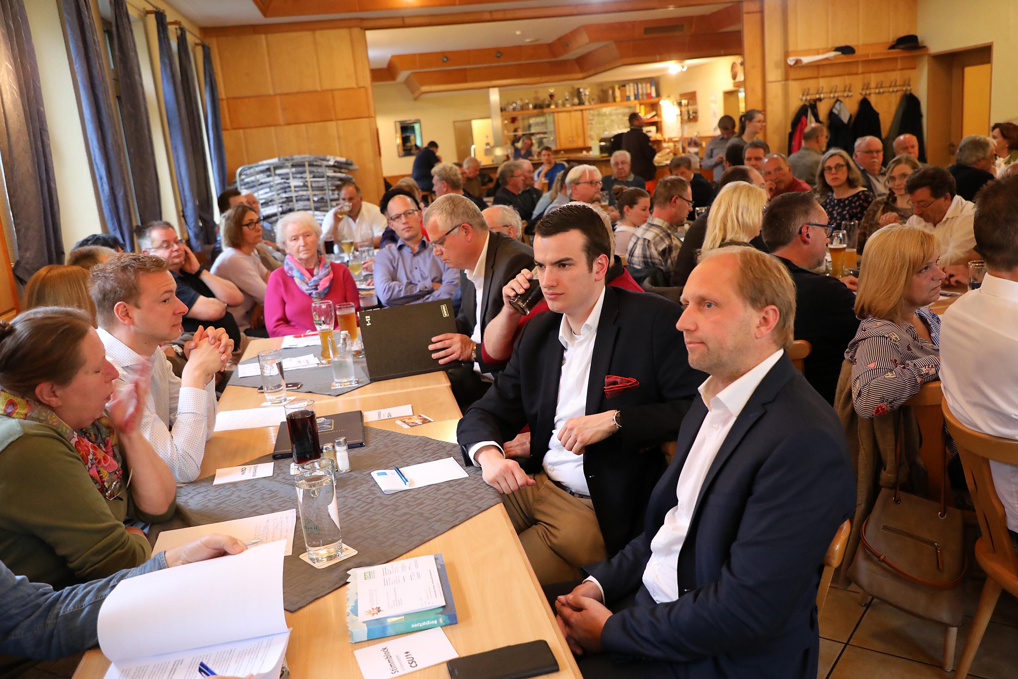 Ulrich Schürr (re.) kandidierte 2016 erfolglos um das Amt des OB. Er war es, der Udo Schönfelder offiziell den Delegierten zur Wahl vorschlug. Eine formalrechtlich nötige Vorgehensweise.