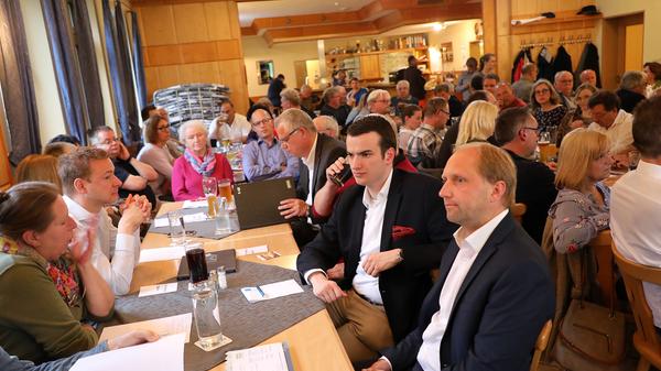 Ulrich Schürr (re.) kandidierte 2016 erfolglos um das Amt des OB. Er war es, der Udo Schönfelder offiziell den Delegierten zur Wahl vorschlug. Eine formalrechtlich nötige Vorgehensweise.