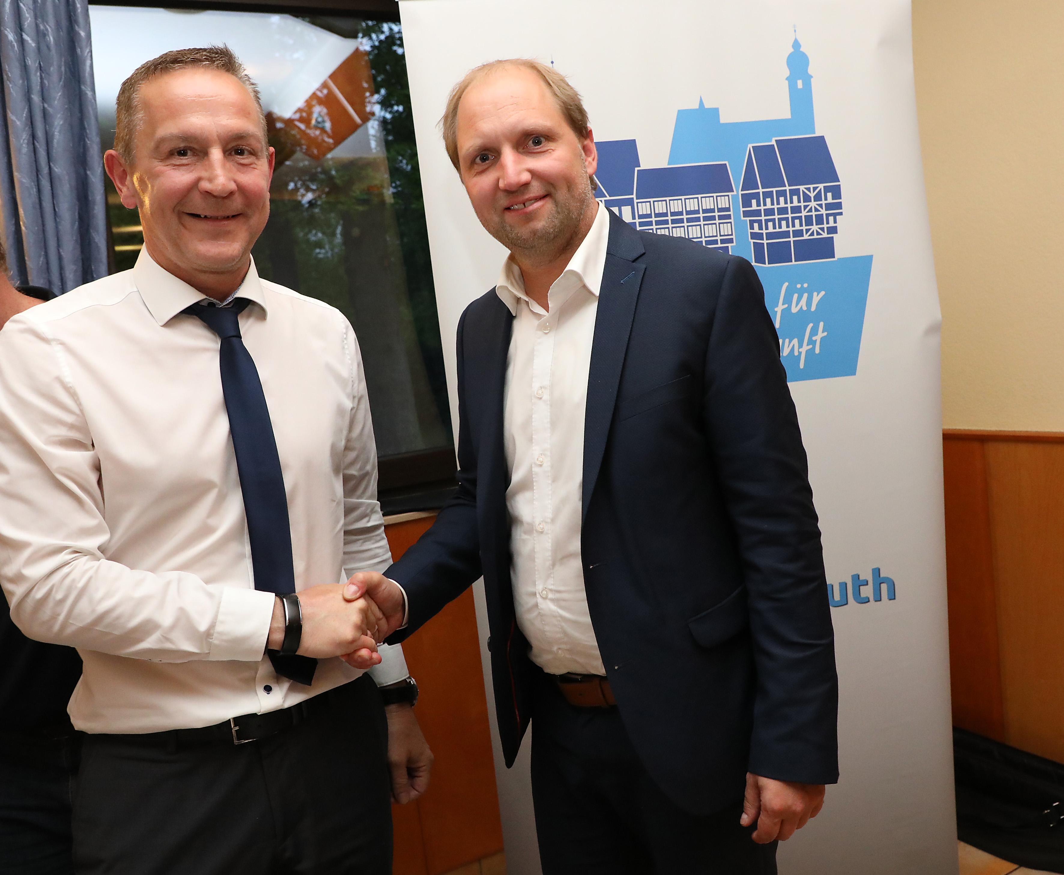 Ulrich Schürr gratuliert seinem Nachfolger als OB-Kandidat.