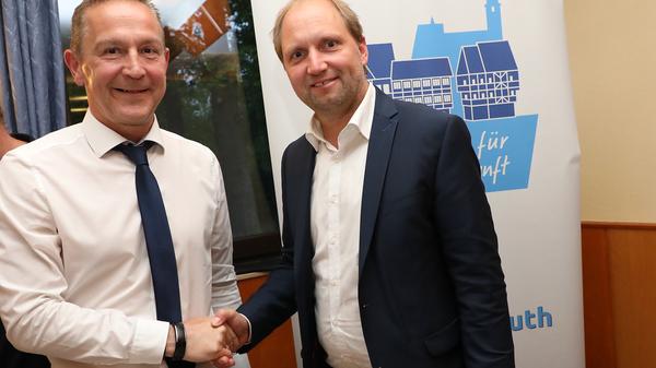 Ulrich Schürr gratuliert seinem Nachfolger als OB-Kandidat.