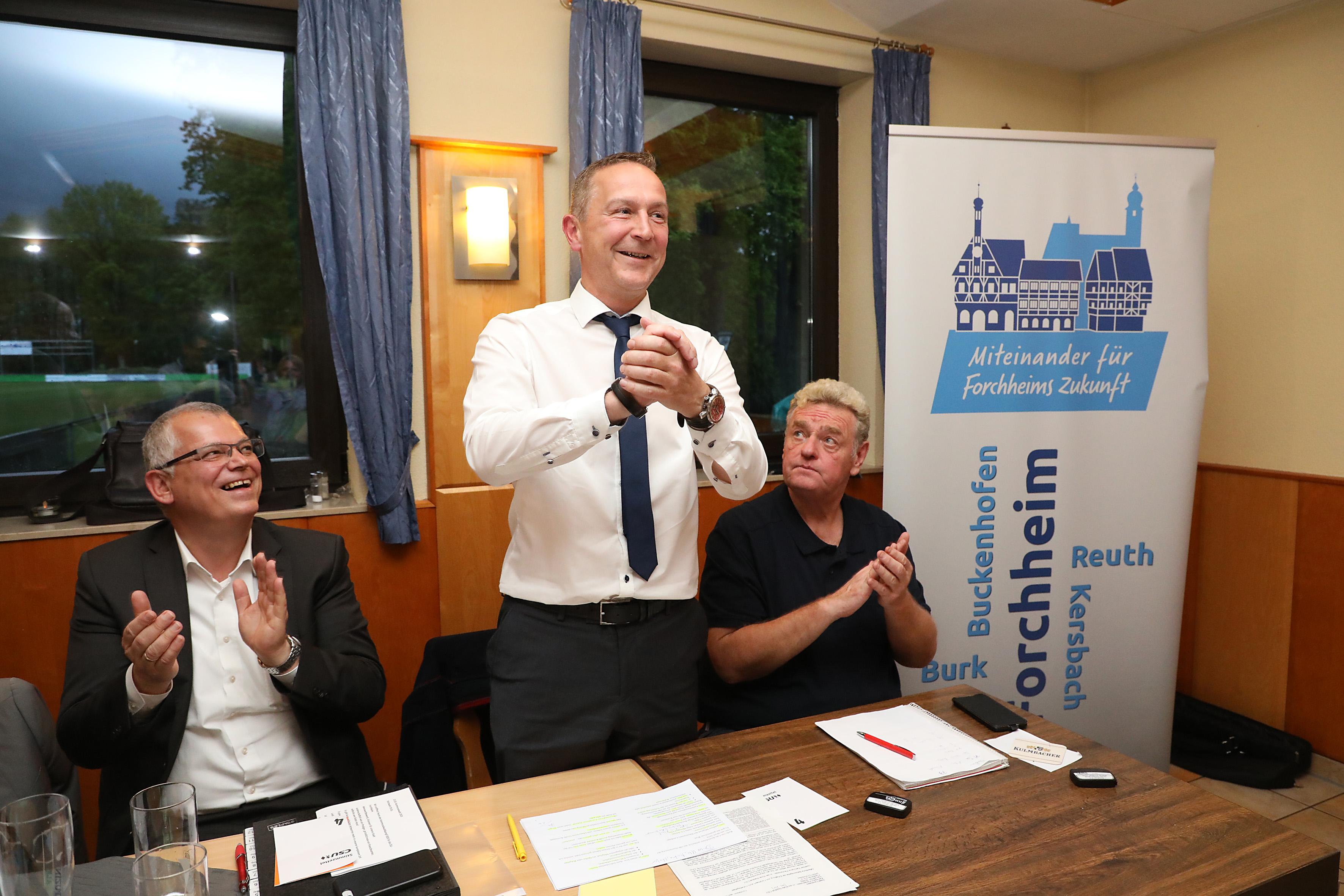 So sieht Erleichterung aus: Udo Schönfelder bedankt sich für die überzeugende Wahl mit 71 von 73 Stimmen. Neben ihm die beiden Stellvertreter im Vorstand, Thomas Werner (li.) und Karlheinz Fleckenstein.