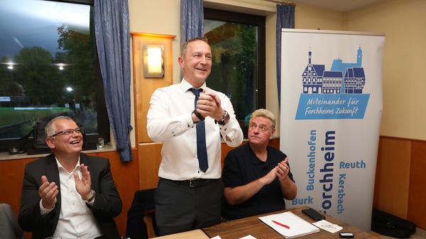 So sieht Erleichterung aus: Udo Schönfelder bedankt sich für die überzeugende Wahl mit 71 von 73 Stimmen. Neben ihm die beiden Stellvertreter im Vorstand, Thomas Werner (li.) und Karlheinz Fleckenstein.