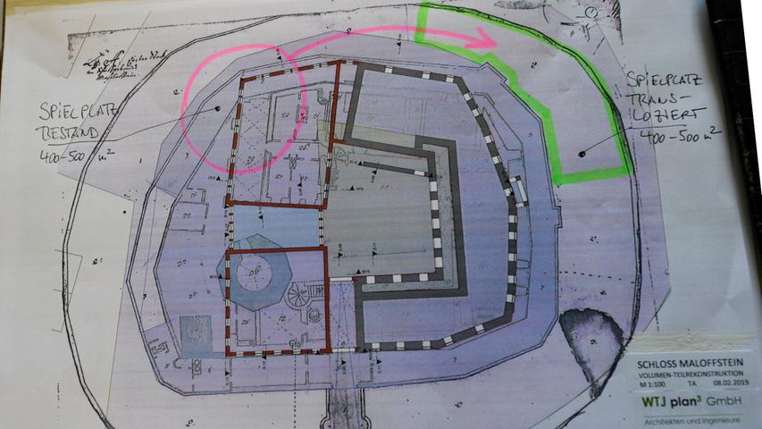 Der graue Bereich ist der Bestand, links die braunen Bereiche könnten hinzugebaut, sowie der Spielplatz verlagert werden.