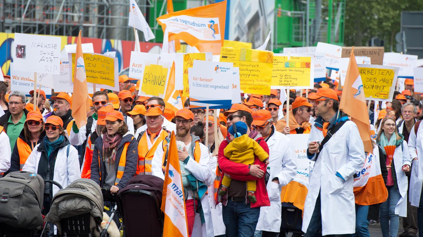 Am 30. April hatte der Marburger schon in Baden-Württemberg zum Protest aufgerufen. Vor der nächsten Verhandlungsrunde sind nun die Ärzte an den kommunalen Kliniken in Bayern zum Warnstreik aufgerufen.