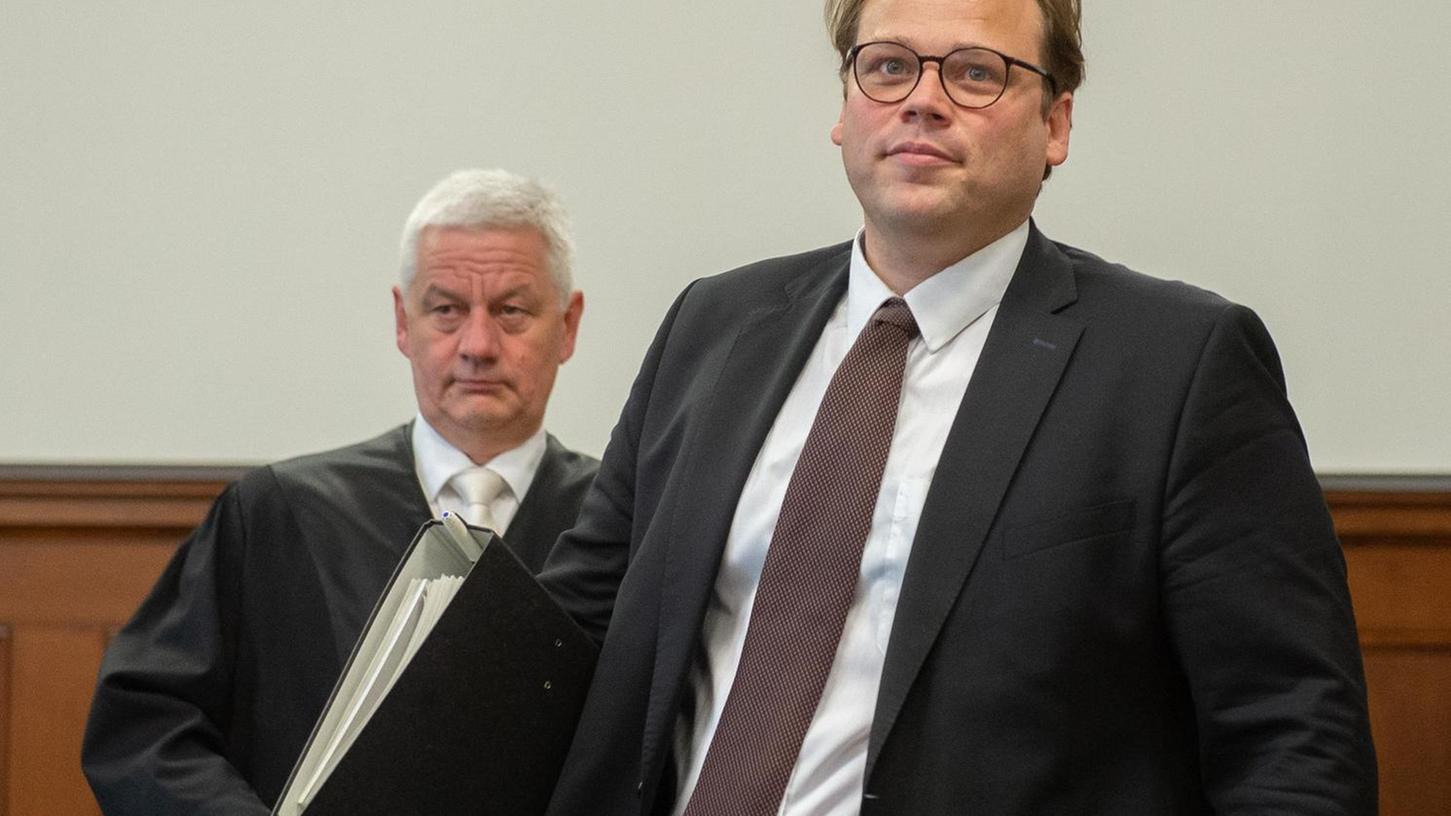 Der angeklagte suspendierte Vize-Landrat von Erlangen-Höchstadt, Christian Pech, im Prozess vor dem Landgericht Nürnberg-Fürth.