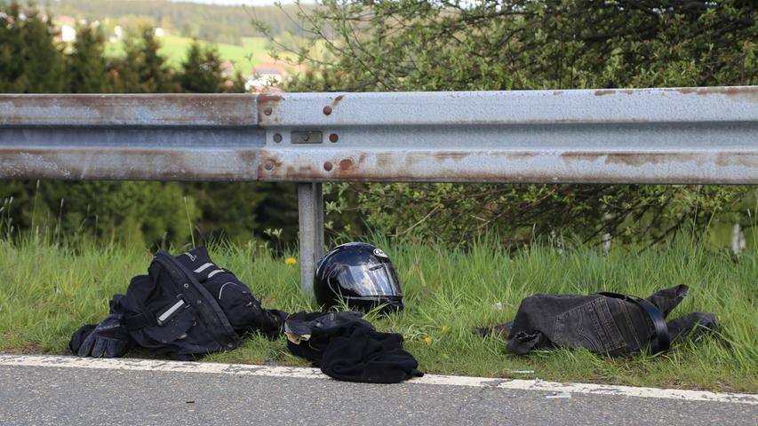 Motorradunfall in der Oberpfalz: Fahrer schleudert gegen Leitplanke