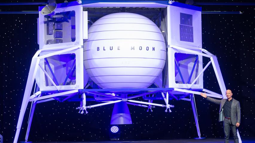 Jeff Bezos wäre kein ernstzunehmender Internet-Milliardär, hätte er nicht ähnlich hochfliegende Pläne wie seine Kollegen im Silicon Valley: Im Mai 2019 stellt er eine Mondlandefähre namens "Blue Moon" vor. Sein Unternehmen Blue Origin sei bereit, die US-Weltraumbehörde Nasa zu unterstützen - die will bis 2024 wieder Menschen auf den Mond bringen. Es dürfte nicht das letzte Mal sein, dass Bezos mit solchen Visionen von sich reden macht.