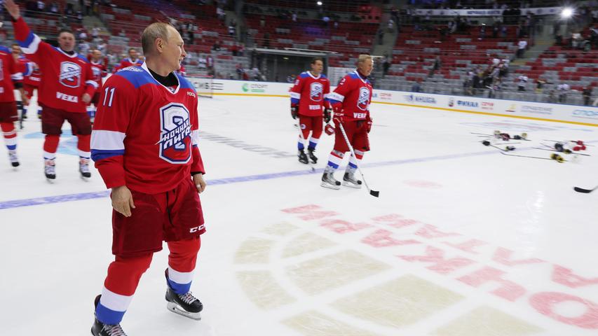 Für Russlands Präsidenten Wladimir Putin schien ein Gala-Eishockeyspiel in Sotschi genau die richtige Gelegenheit, einmal mehr die eigene Sportlichkeit und Stärke unter Beweis zu stellen - doch dann lief es anders als geplant. Zwar erzielte der 66-Jährige gleich neun Tore, leistete sich aber auch eine Peinlichkeit. Als er Zuschauern zuwinken wollte, stürzte er mit seinen Schlittschuhen über einen roten Teppich.