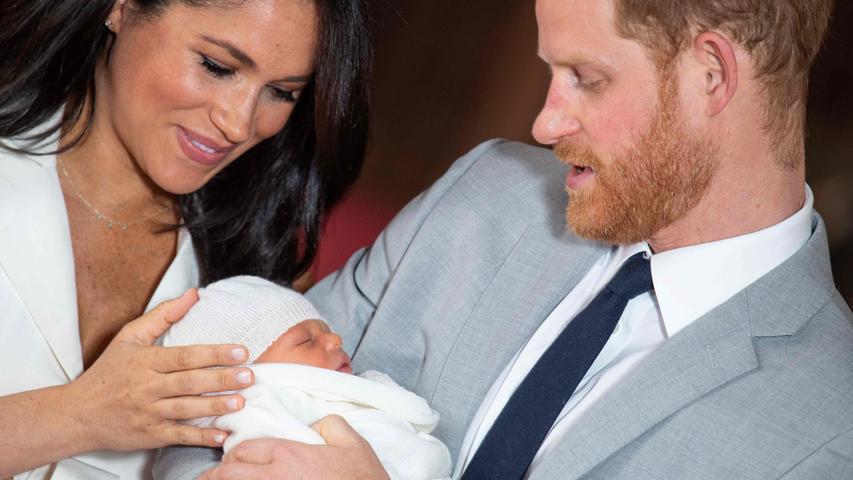 "Baby Sussex" ist da - und hat jetzt auch einen richtigen Namen: Archie Mountbatten-Windsor. Stolz präsentierten ihn seine Eltern Prinz Harry und Meghan im Windsor Castle der Öffentlichkeit. Die Karrierechancen des Neugeborenen sind allerdings eher schlecht: Archie steht nur an siebter Stelle in der britischen Thronfolge.