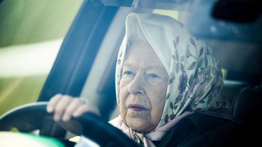 Nein, nein, das wird jetzt keine Royals-Bildergalerie, aber dieses Foto muss noch sein: Queen Elizabeth II. fährt in ihrem Range Rover zur königlichen Pferdeschau in Windsor. Von ihrem Gemahl Prinz Philip werden solche Fotos wohl nicht mehr zu sehen sein - er gab kürzlich nach einem Unfall den Führerschein ab. Aber im Vergleich zu dem 97-Jährigen ist die Queen mit 93 ja noch fast jung.