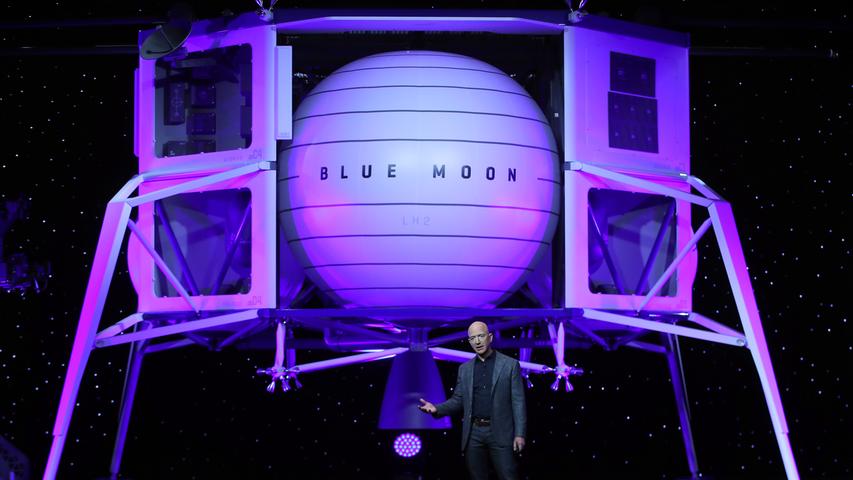 Wer alles hat, entwickelt immer phantastischere Pläne: Das gilt nicht nur für Tesla-Chef Elon Musk, sondern inzwischen auch für Amazon-Gründer Jeff Bezos. Der reichste Mann der Welt hat in dieser Woche eine eigene Mondlandefähre vorgestellt - und sich der Nasa angedient. Die US-Raumfahrtagentur will bis 2024 wieder Menschen auf den Mond bringen.