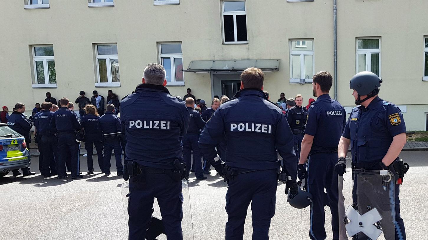Bei einem Großeinsatz der Polizei in einer Regensburger Flüchtlingsunterkunft kam es am Samstag zu schweren Tumulten. Zuvor wurde eine Leiche in dem Heim gefunden.