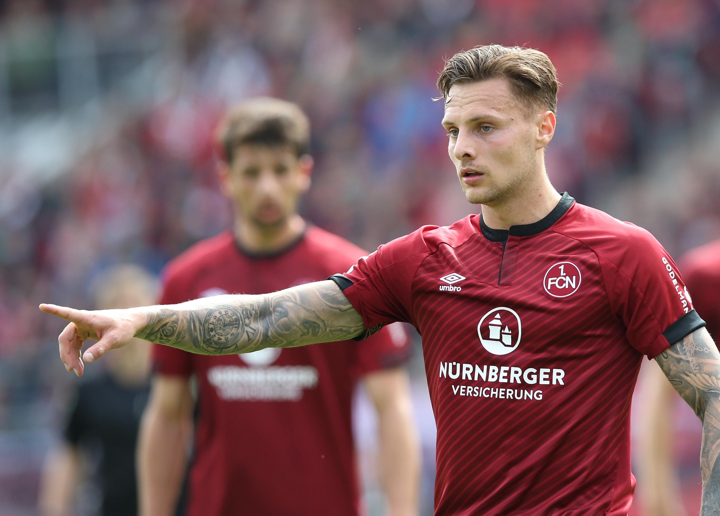 Begann mit zwei kapitalen Fehlpässen, wurde dann als Anspielstation gemieden. Vor dem 0:3 nur Begleiter. Redaktion: 5 | kicker: 5 | User: 4,9 (349 Stimmen)