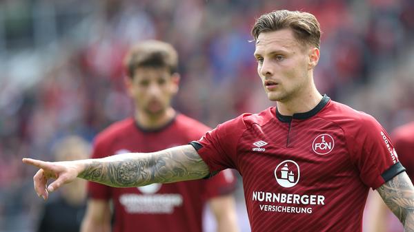 Begann mit zwei kapitalen Fehlpässen, wurde dann als Anspielstation gemieden. Vor dem 0:3 nur Begleiter. Redaktion: 5 | kicker: 5 | User: 4,9 (349 Stimmen)