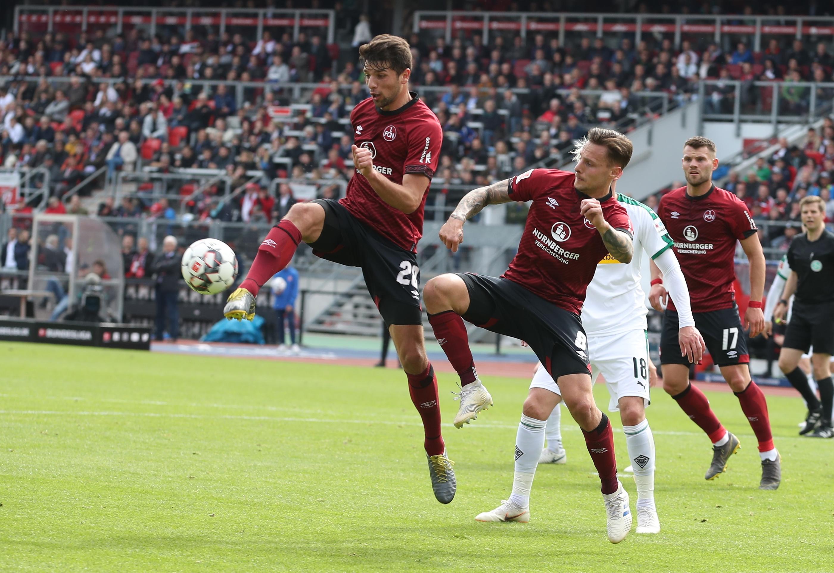 Ein paar schöne Spielverlagerungen, blockte einmal gerade noch gegen Drmic. Verdarb sich eine bessere Note mit dem Eigentor. Redaktion: 4 | kicker: 4,5 | User: 4,5 (334 Stimmen)