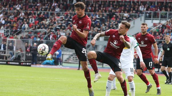 Ein paar schöne Spielverlagerungen, blockte einmal gerade noch gegen Drmic. Verdarb sich eine bessere Note mit dem Eigentor. Redaktion: 4 | kicker: 4,5 | User: 4,5 (334 Stimmen)