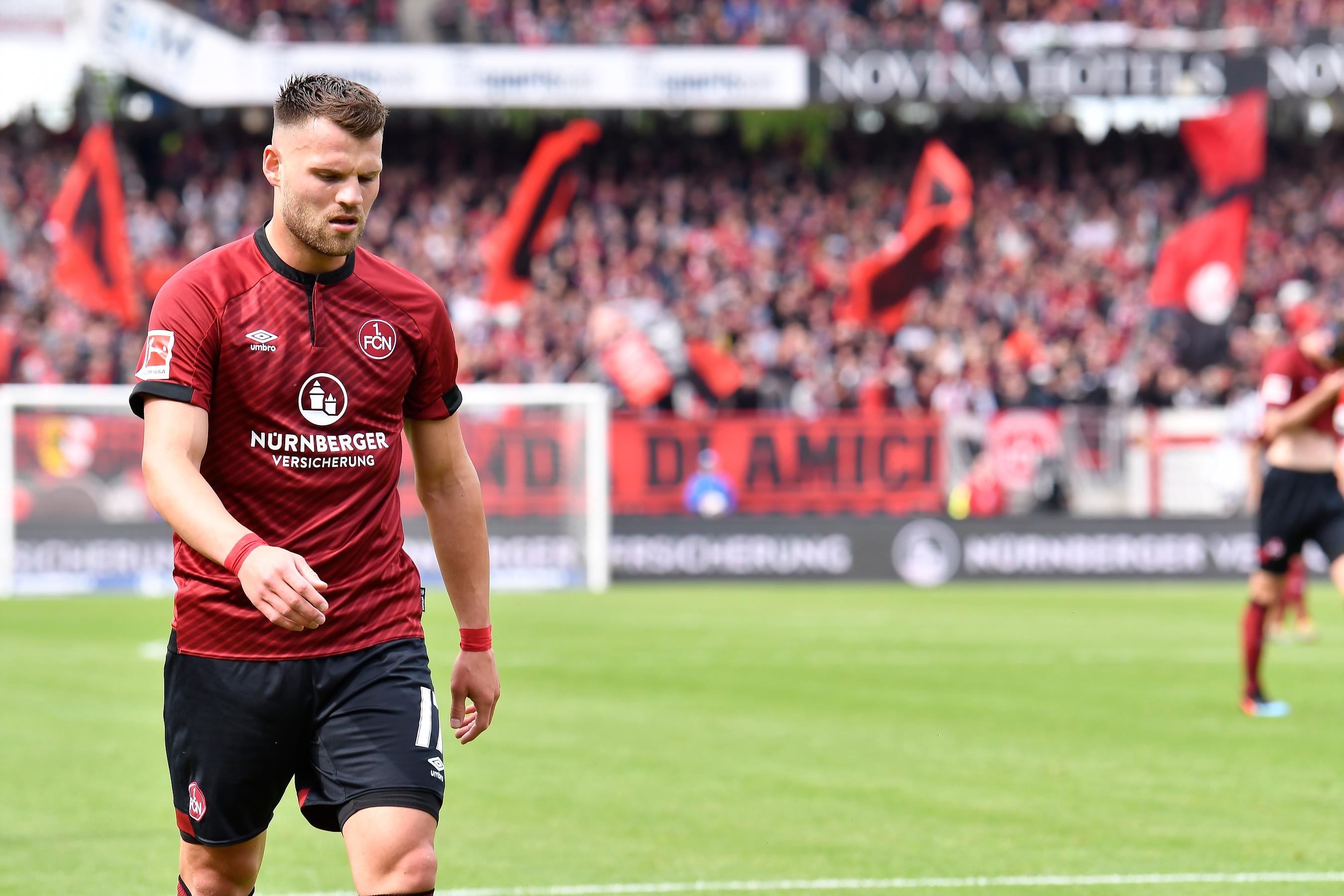 Zeigte mit seinem riskanten Spiel die komplette Palette: Ballverlust, Balleroberung, Steilpässe. Ein ständiges Auf und Ab. Redaktion: 4 | kicker: 5 | User: 5,0 (345 Stimmen)