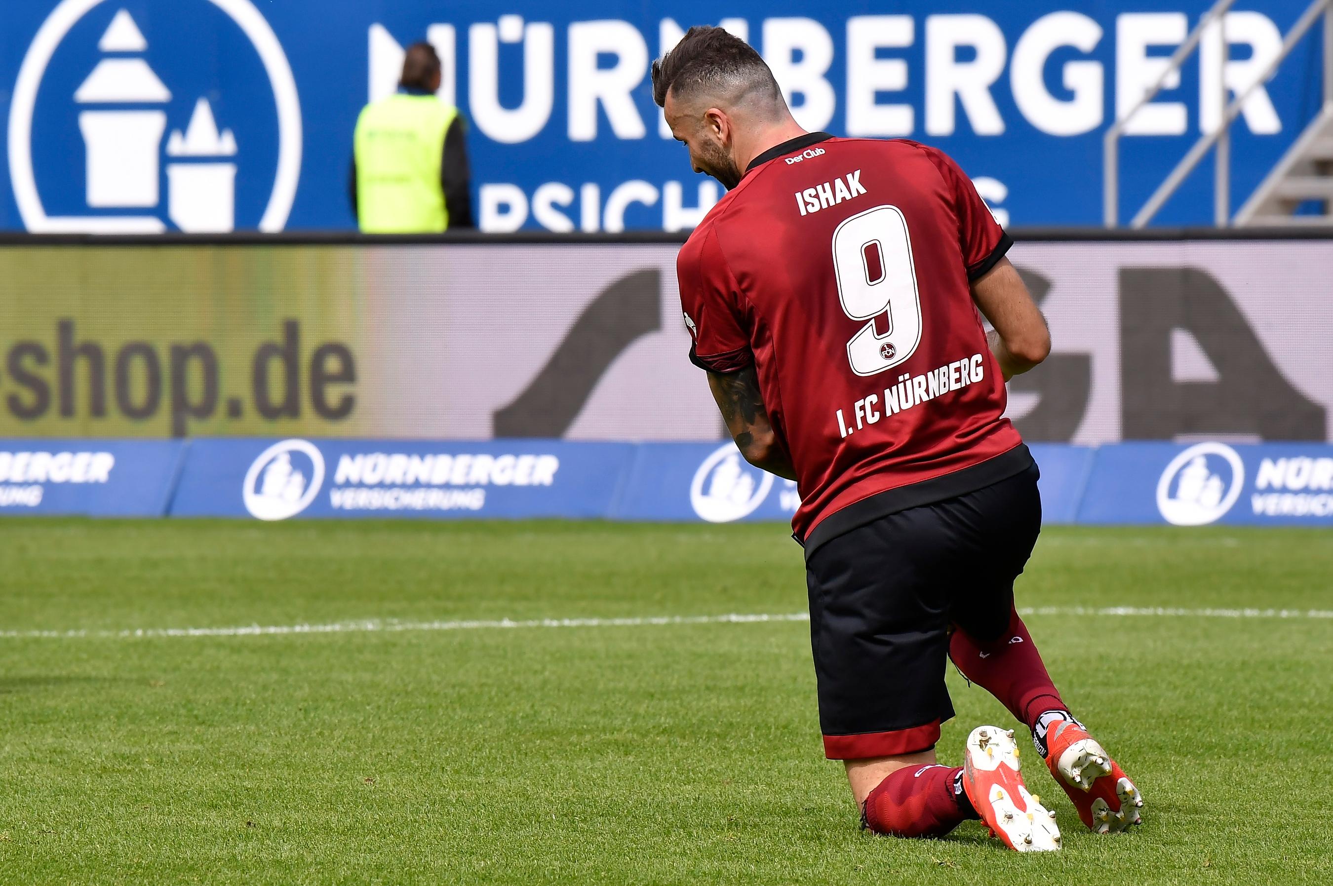 Machte Bälle fest und beschäftigte die Abwehr, verlegte seinen Aktionsradius aber weit vor den Strafraum. Vergab die beste Club-Chance. Redaktion: 4 | kicker: 4 | User: 5,1 (349 Stimmen)