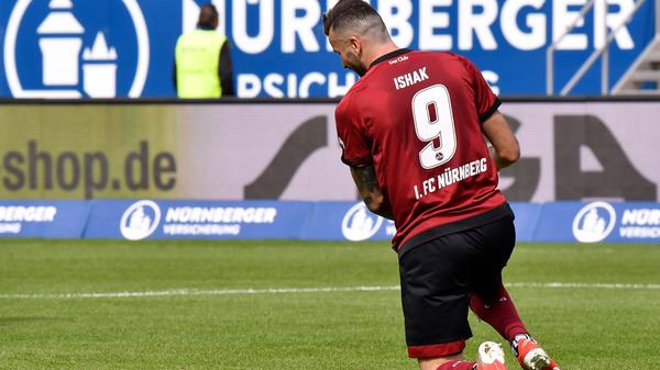 Machte Bälle fest und beschäftigte die Abwehr, verlegte seinen Aktionsradius aber weit vor den Strafraum. Vergab die beste Club-Chance. Redaktion: 4 | kicker: 4 | User: 5,1 (349 Stimmen)