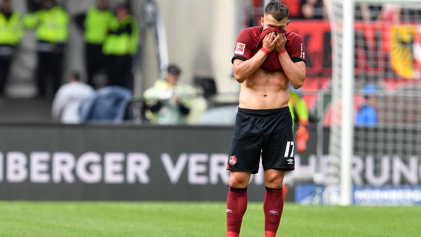 ... denn der Club konnte erneut keine Punkte mitnehmen. Trotz starker erster Halbzeit und guten Chancen, ging es mit einem 0:0 in die Kabinen. Nach dem Seitenwechsel übernahm die Borussia vom Niederrhein das Kommando und zerlegte den FCN innerhalb von neun Minuten in seine Einzelteile. Die Entscheidung. Für den 1. FC Nürnberg bedeutet das den neunten Bundesliga-Abstieg.