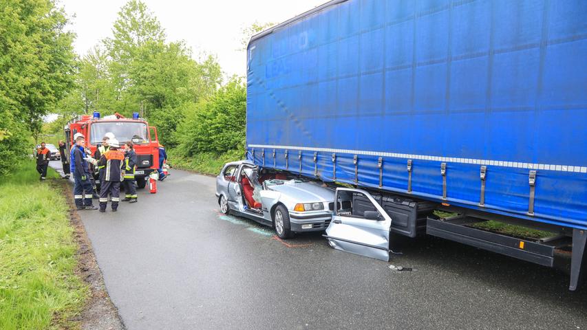 Horror-Unfall in Oberfranken: Auto verkeilt sich unter Lastwagen