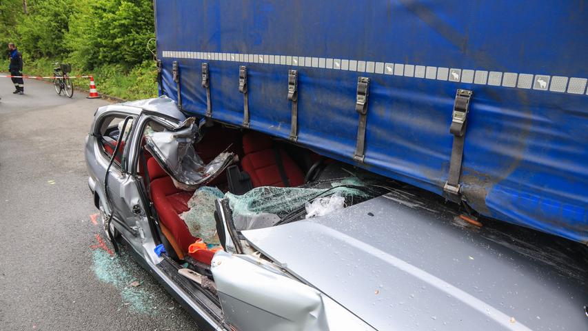 Horror-Unfall in Oberfranken: Auto verkeilt sich unter Lastwagen