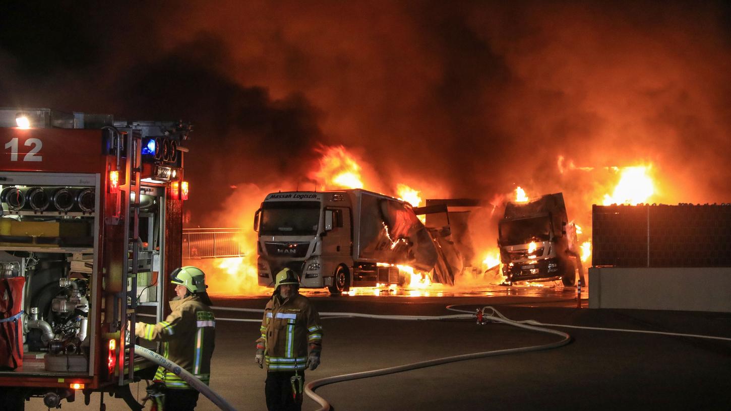 Auf einem Firmengelände in Strullendorf sind am Sonntagmorgen vier Lastwagen sowie ein Kleintransporter ausgebrannt.