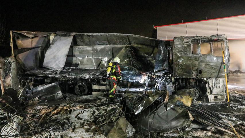 Flammeninferno in Strullendorf: Vier Lastwagen ausgebrannt