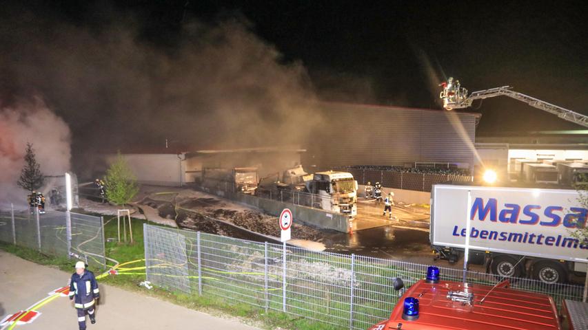 Flammeninferno in Strullendorf: Vier Lastwagen ausgebrannt