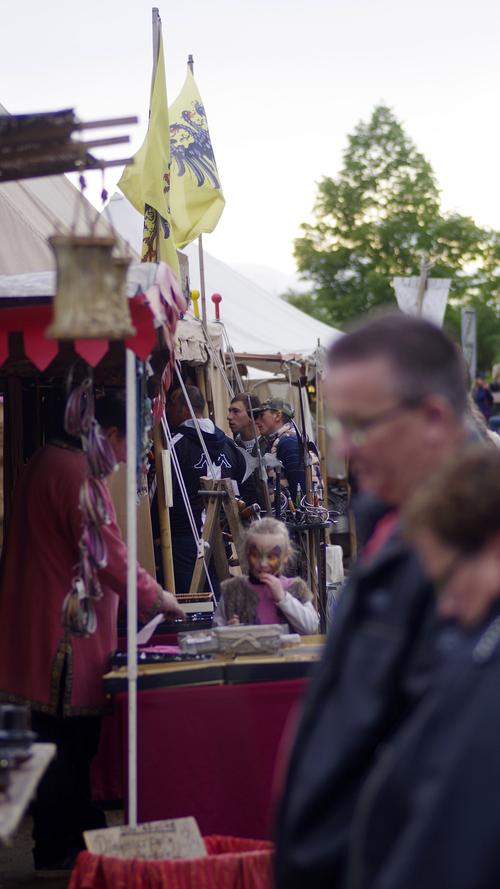 Schwertkämpfe, Gaukler und Greifvögel beim Mittelaltermarkt in Seukendorf