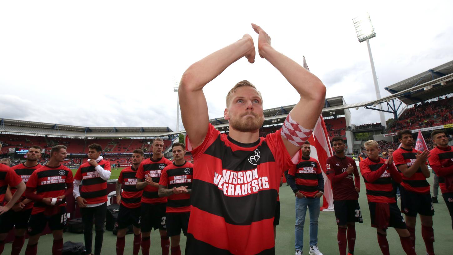 Es sind schöne Bilder nach dem Abstieg in die 2. Bundesliga. Hanno Behrens und sein Team zollt den Fans für deren Unterstützung beim letzten Heimspiel seine Anerkennung.