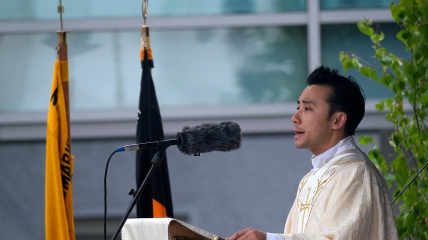 Am Samstag wurde aus dem Diakon The Hai Nguyen ein Priester. Am Sonntag feierte er auf dem Residenzplatz die Primiz, seine erste heilige Messe. Die Werkvolkkapelle begleitete die Liturgie. Hunderte von Menschen waren gekommen, um bei dem feierlichen Gottesdienst am Residenzplatz dabei zu sein.