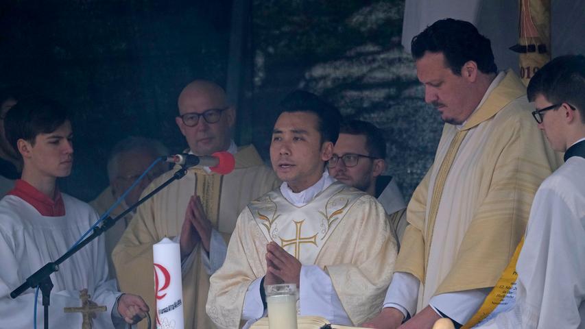 Am Samstag wurde aus dem Diakon The Hai Nguyen ein Priester. Am Sonntag feierte er auf dem Residenzplatz die Primiz, seine erste heilige Messe. Die Werkvolkkapelle begleitete die Liturgie. Hunderte von Menschen waren gekommen, um bei dem feierlichen Gottesdienst am Residenzplatz dabei zu sein.
