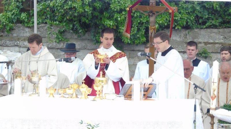 Der 27-jährige Sebastian Braun aus Berching ist am Samstag von Bischof Gregor Maria Hanke zum Priester geweiht worden. Am Sonntag folgte die Primiz auf der Sulzbühne im Kufferpark in Berching. Zu den Feierlichkeiten in Berching gehörte natürlich auch ein großer Empfang des Primizianten.