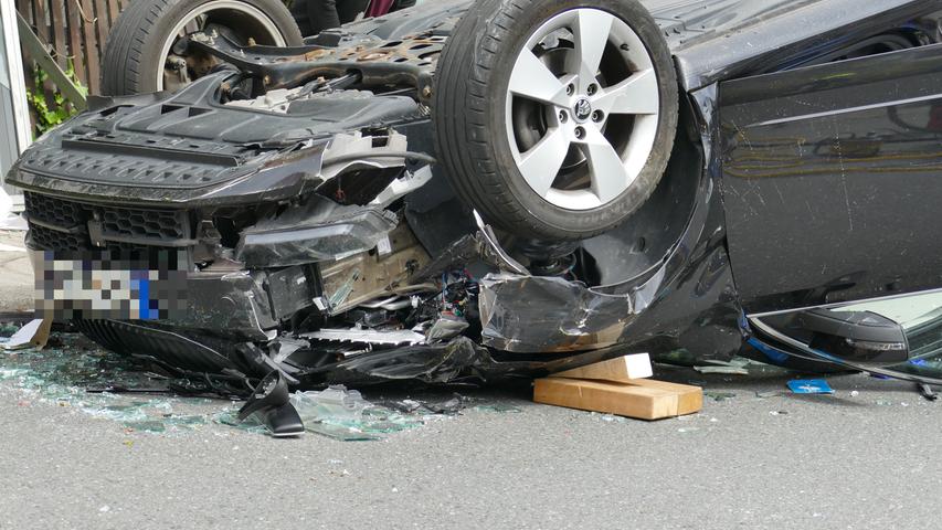 Mit Auto überschlagen: 57-Jährige bei Erlangen schwer verletzt