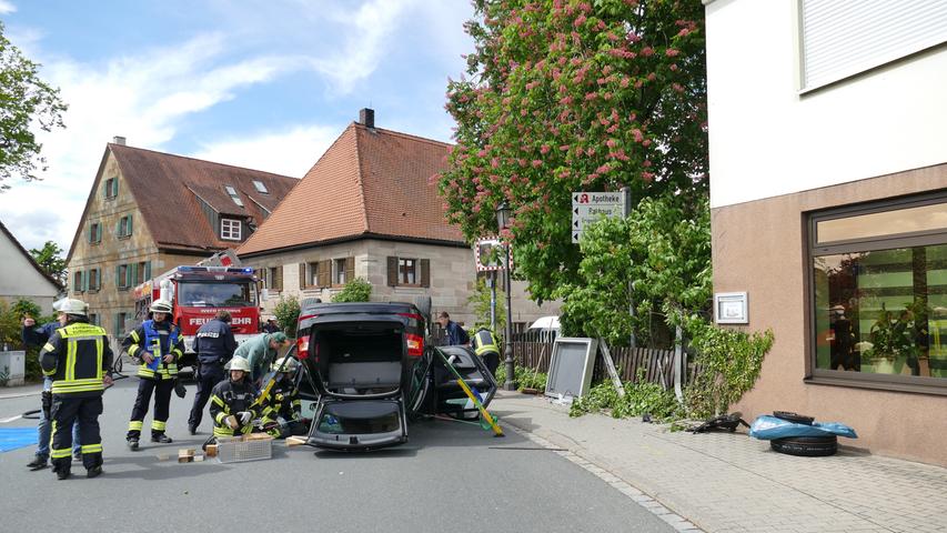 Mit Auto überschlagen: 57-Jährige bei Erlangen schwer verletzt